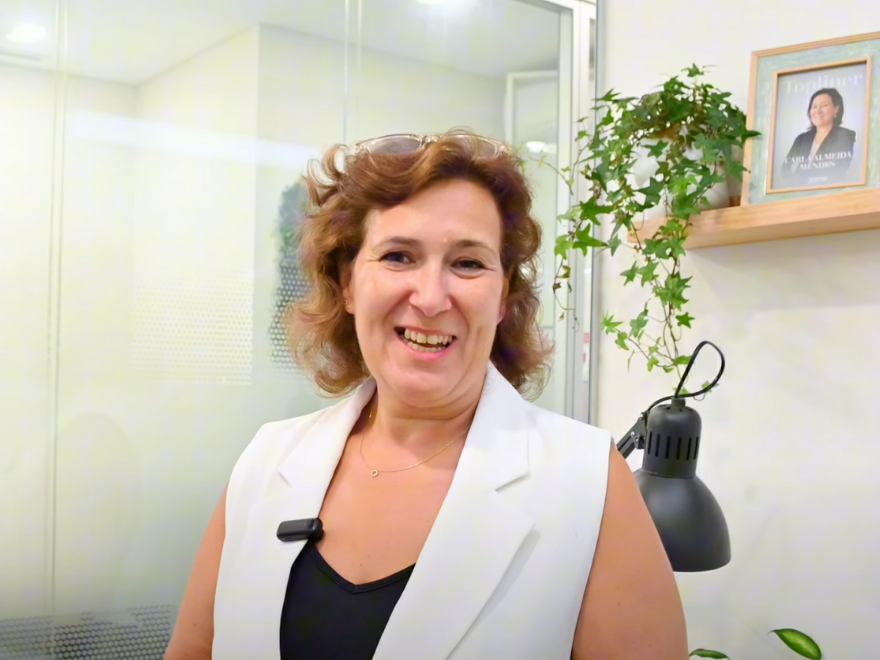 Olá! Sou a Carla Mendes, a sua consultora imobiliária.